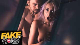 Aan de onderkant van de kast: Halloween nacht de tiener weelderige droom komt uit
