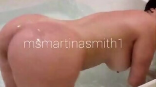 Martina Smith: Elle gémit dans la baignoire et absorbe la crucifixion de son petit ami