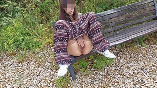 Cățea italiană pe banca cu degetele în fund