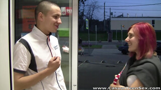 Rýchly a divoký šukanie fialovo-vlasý suka
