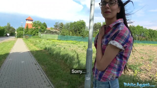 Blyg tonårsflicka i ängen: Den hemliga agentens grova händer