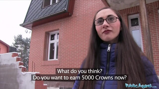 Малка кучка с очила по въжетата