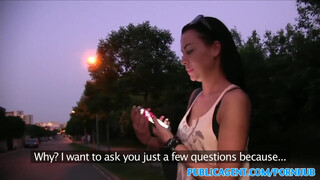 女孩在公共场合的性冒险