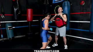 A verejtékes kickbox edzés után: Egy vad, szenvedélyes dugás