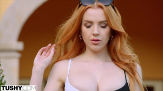 Scarlett Jones onu derin bir şekilde alır