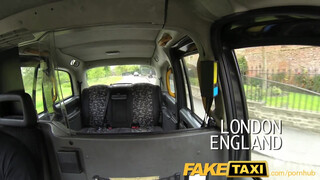 Karsts pusaudzis FakeTaxi kameras priekšā: mežonīgs un sulīgs displejs
