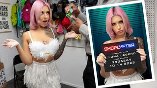 Hot teen nozvejotas zog konfektes Halloween kostīmā veikalā