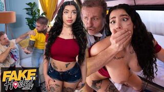 Vad jógaoktató a szomszéd szobában kényezteti a barátnőjét