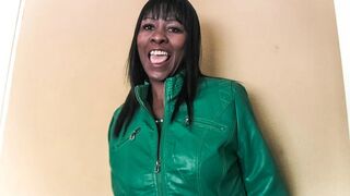 Fekete dögös anyuka kamu interjún fehér rúddal megdolgozva és arcra juttatva