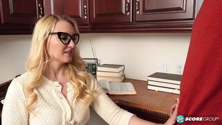 Szexi 40-es Julia Robbie és a friss vérű fiatal pasi