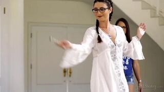 Alice szenvedélyes táncot jár Aphroditéval