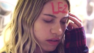 Tini csajok szenvedélyes fürdőszobai játéka