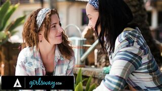 Alexis Tae és Lumi Ray ünneplik sikert forró leszbikus dugással