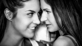 Spanyol Carolina Abril forró ukrán barátnőjével