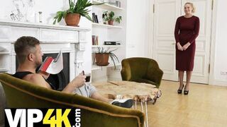 Szőke érett orosz szépség csábítja a fiatal lurkót harisnyában