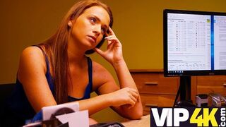 A szigorú hitelező megdugja a csábító milf-et adósság miatt