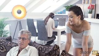 Csintalan apa meghódítja a fiatal menyasszonyt, Erica Blacket