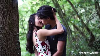 Dögös szájjáték és vad dugás az erdő mélyén