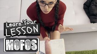 Andreina Deluxe a könyvekbe mélyed, Jordi viszont a domborulatait és csábos hátsóját csodálja