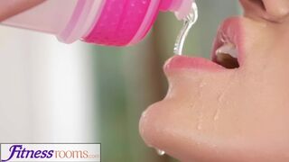 Afina Kisser szőke orosz milf mohón kényezteti a hatalmas szerszámot