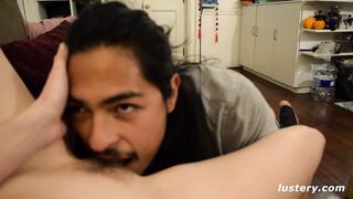 Virgilio uralma alatt Violet teljes odaadása a kanapén