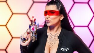 Romi Rain szenvedélyesen harcol az idegen lények ellen az emberiség megmentéséért!