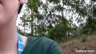 Fához kötözve kényezteti a férfiasságát