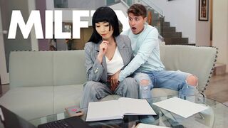 Bűntudatos Mostohaanyám Hagyja, Hogy Simogassam, Mert Elfelejtette a Szülinapomat - MYLF