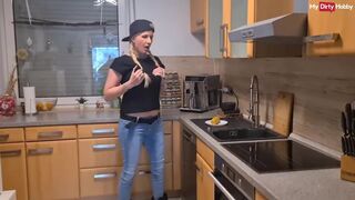 Német amatőr milf kukoricával kényezteti magát és ízlelgeti saját nedűjét