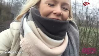 Dögös tini csajszi biciklin izgatja szaftos punciját