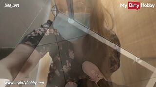 Lina Love dögös csajszi kényezteti magát a közös konyhában