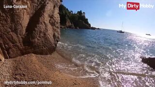 Luna Corazon forró ajkakkal kényeztet a tengerparton, kis híján lebuktak
