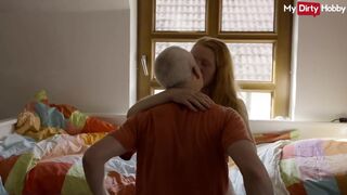 Szőke tini sóhajtozik, míg az idősebb férfi kényezteti a testét