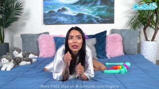 Aranyos barna hajú tini csaj tömi tele a nedves pináját izgi játékokkal