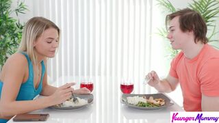 Mostohaanya Evelyn Payne farkaséhesen levetkőzteti a mostohafiát és lovagol a kemény farkán - s1:e9