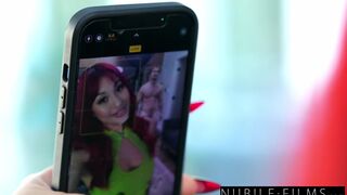 Mina Luxx elárulja, hogyan falná fel mohón a dögös professzort tiszteletteljes gyönyörben