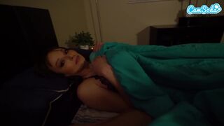 Csábító mostohaanya megosztja az ágyat lépfiával a kiránduláson - bugyit félrehúzva a szenvedélyért