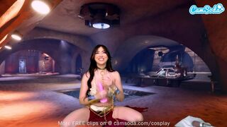 A nagy mellű barna bombázó Princess Leia jelmezben élvezi a forró játékot