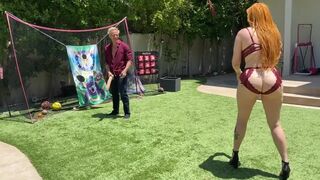 Csábító vörös MILF anyuka mókázik a mostohafia hatalmas fehér farkával a nagy seggével csábítva