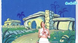 Aranyos tini Wilma Flintstone jelmezben simogatja magát és élvezi a hatalmas farkot