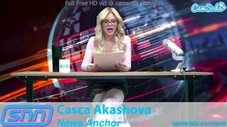 Casca Akashova szexi híradós milf izgatóan simogatja magát élő adásban