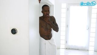 Tetovált mostohaanya vad szexje óriási fallosszal, miközben férje hatalmas fekete farkával játszik