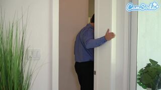 A csábító feleség punciját hódítja meg a makler hatalmas farkával