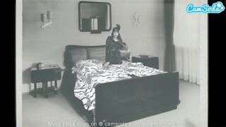 Forró tinilány simogatja szőrös punciját hatalmas dildókkal a webkameránál