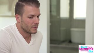 Kinky Katie Kush és forró Leana Lovings elárasztva csábító facialsben