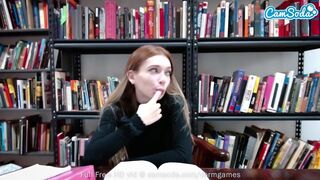 Fiatal egyetemista diszkréten kényezteti magát a kameránál szünetben