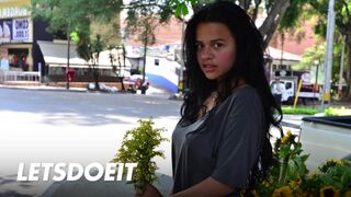 Csábító barna MILF Selena Gomez mélyen tolva a forró latin puncijában