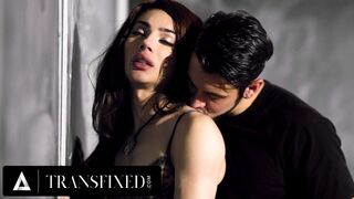 Csillagfocista vonzerejével csábítja el transz tanárnőjét, Ariel Demure-t a suliban