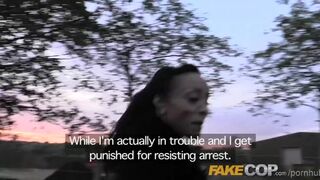 Rendőrségi férfi hatalmas farkával élvezettel hatol fogvatartott nőkbe