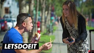 Német Turista Lullu Gun Nedves Pináját Szúrják Meg Külföldön - LETSDOEIT